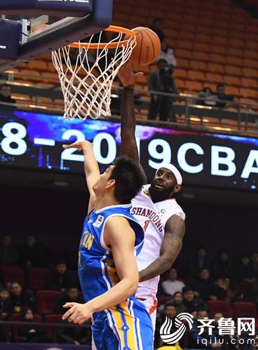 图为山东西王男篮外援桑普森突破上篮.