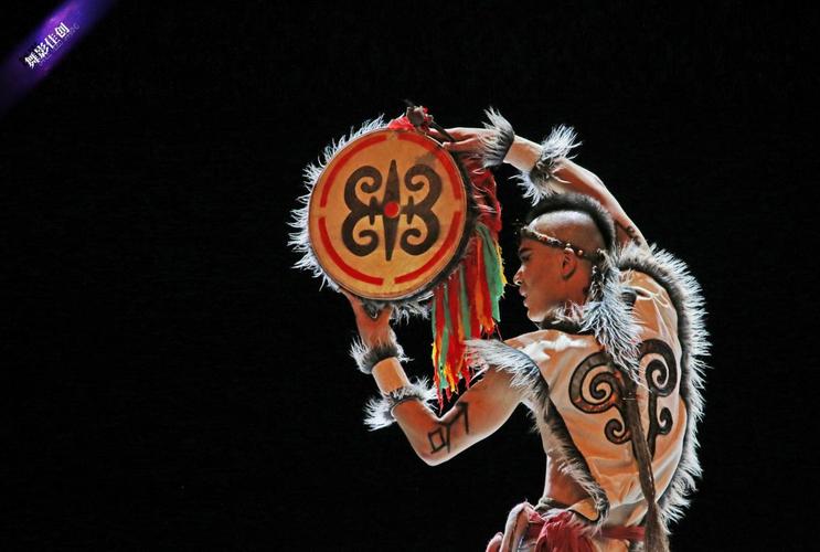 当释比用白石起火点亮光明时,当羊皮鼓在羌山中敲响时,都是对羌族人民