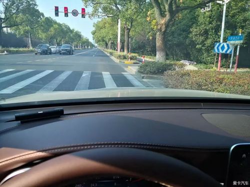 外面看还是可以,但是从驾驶室视角看出去, 车盖总是灰蒙蒙的脏兮兮