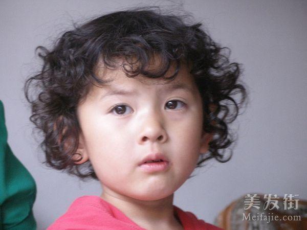 男生自来卷适合什么发型?