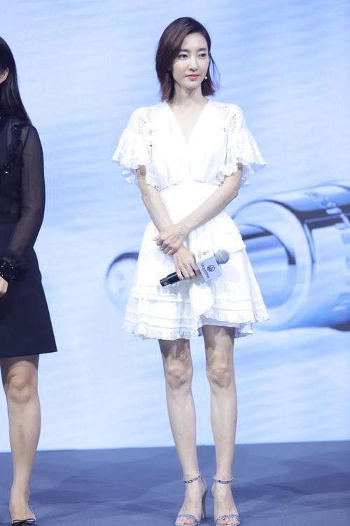 王丽坤淡妆好看,再搭裸色系长裙温婉大方,就是身材瘦的扁平