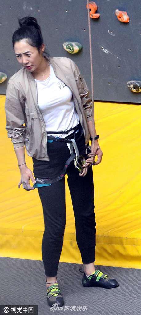 组图:白百何出轨门前玩攀岩泄春光 好身材凸显