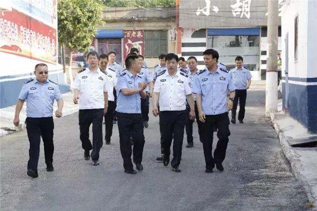 >  首页 >  头条  在解州关帝庙,刘新云同志听取了李磊同志关于盐湖