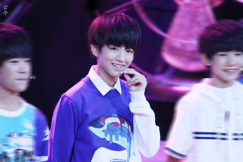 tfboys王俊凯 2014.8.28 年代秀.cr:logo