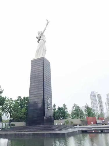 出口处的和平女神,她的手上是 和平鸽.