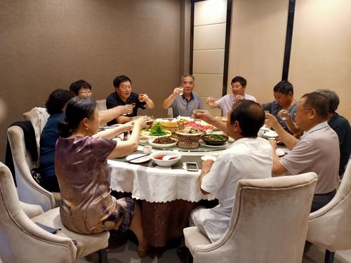大家团团围坐举杯共饮……唱谈感受,回忆儿童时节趣事