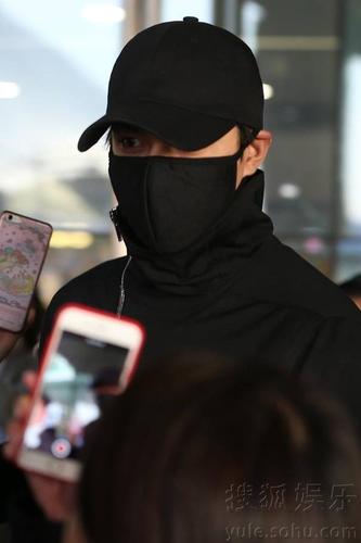 当天,李敏镐黑衣黑裤,口罩帽子遮面,在众粉丝的簇拥下缓缓走出机场.