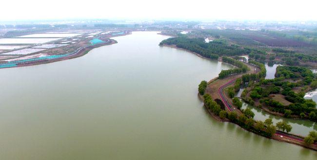 盘旋在硕项湖的怀抱里,犹如一条蜿蜒的彩带,长长的健身步道