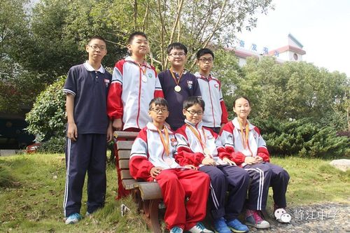 峰江中学继航海模型比赛后又一次捧回初中组综合团体第一名的荣誉.