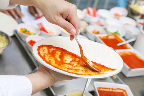 辣香肠和橄榄片比萨