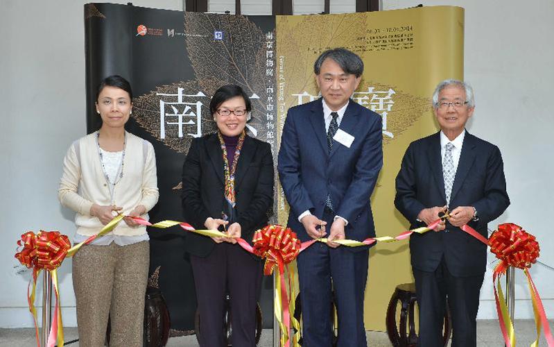 副院长王奇志,及维他奶国际集团有限公司执行主席罗友礼主持开幕礼