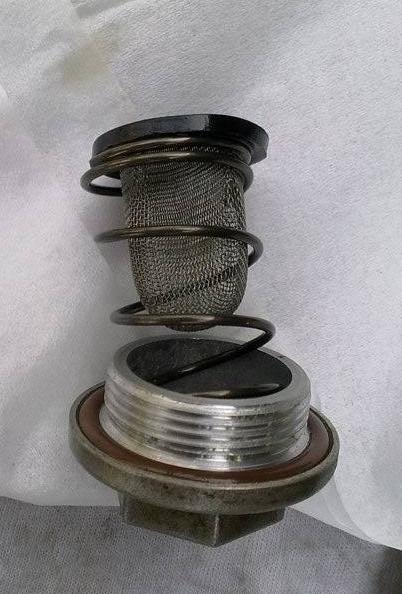 踏板摩托车换机油掉出个弹簧和滤网,怎样正确装回?