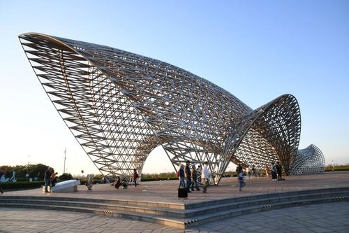 "司南鱼"位于浦东新区临港新城南汇嘴观海公园内,鲸鱼造型.