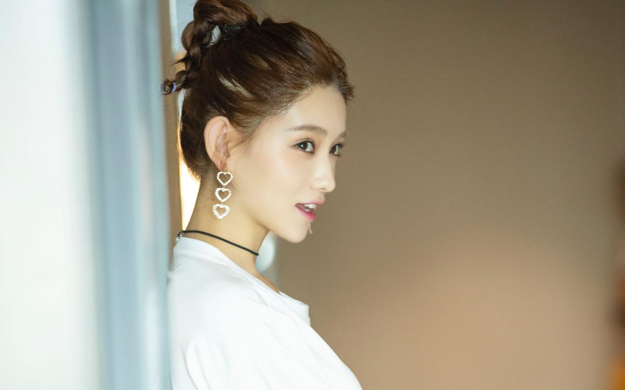李沐宸清新甜美写真,一双笑眼别样甜美!