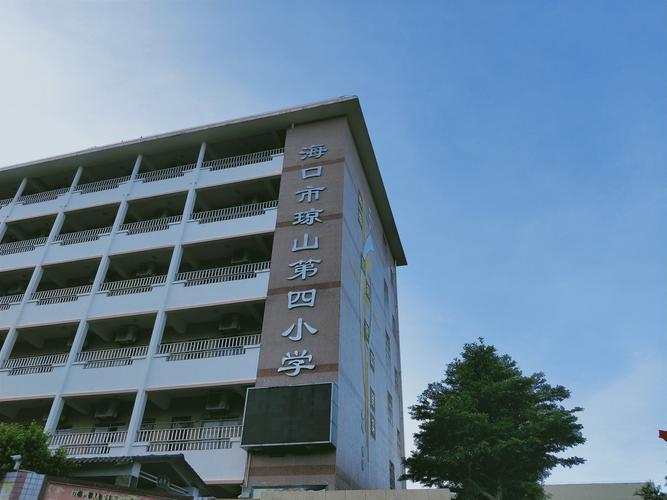 环湖路海口市琼山第四小学门前红城湖水域经巡查干净整洁,未发现问题.