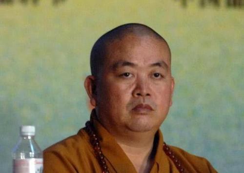 16岁出家,22岁成少林寺主持,王宝强,释小龙还得鞠躬