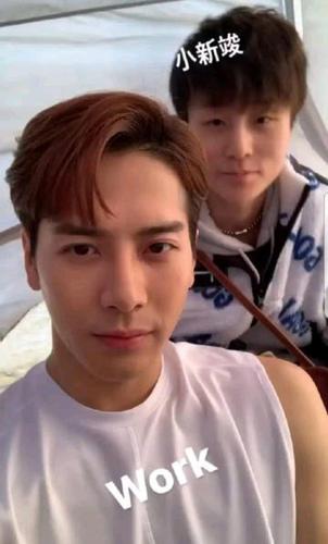 姜贞羽恋情曝光牵扯王嘉尔经纪人,小号疑似承认同性恋