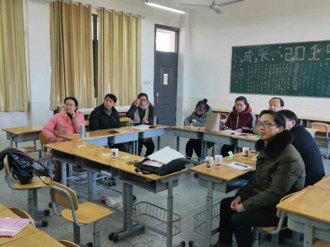 扬州市文津中学骨干教师指导汤泉中学教师数字化导学稿备课