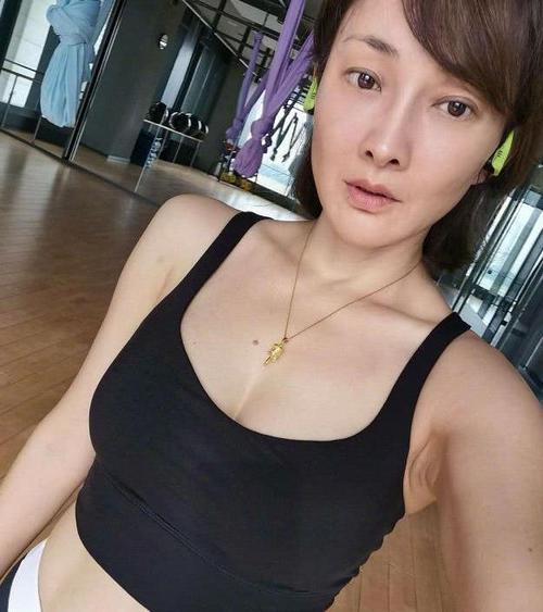 46岁牛莉曲线完美,健身私照流出,身材比小20岁的热巴还好
