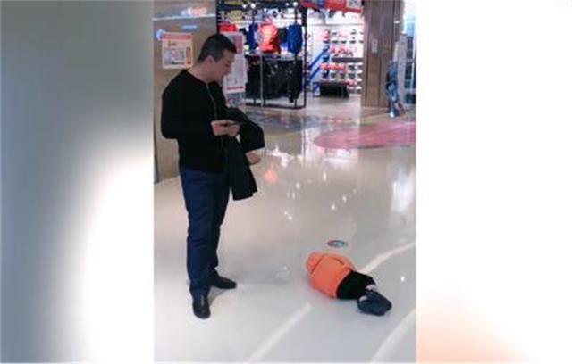 孩子撒泼打滚要买玩具,家长怎么应对?