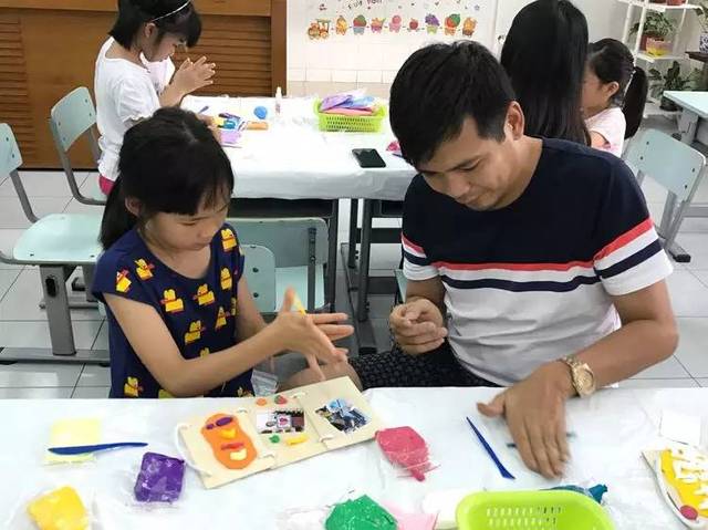 心灵手巧小美眉,创意手工展智慧——创意手工班超轻黏土挂饰课展示