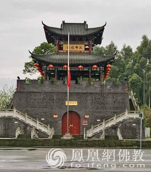 四川什邡罗汉寺下半旗志哀(图片来源:凤凰网佛教 摄影:什邡