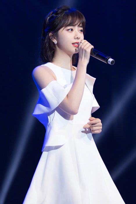 2018夏季新款谭松韵明星同款淑女白色露肩a字连衣裙名媛修身显瘦荷叶