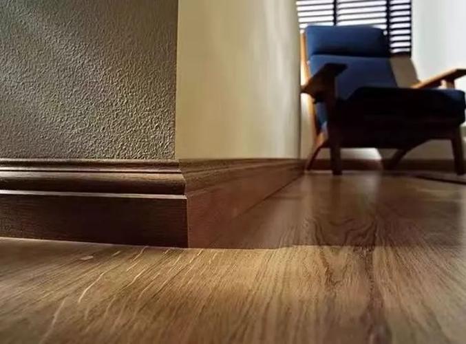 木质踢脚线分为实木,密度板两种,密度板踢脚线是一种仿实木的材质,和