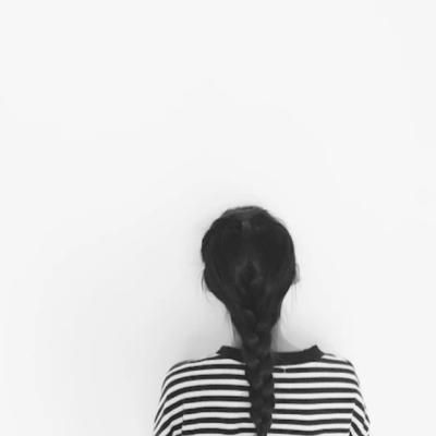 女生伤感黑白背影头像