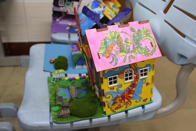 今年建筑(静态)模型竞赛设"缤纷童年"涂装木屋制作赛(小学组),"