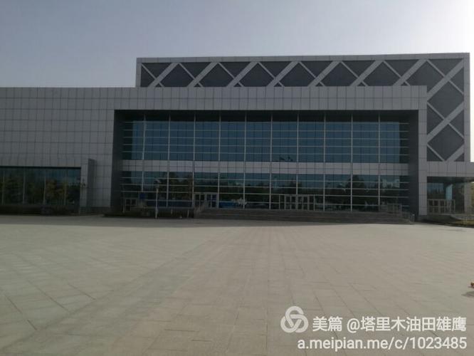塔西南石油基地 橙黄橘绿的深秋景色
