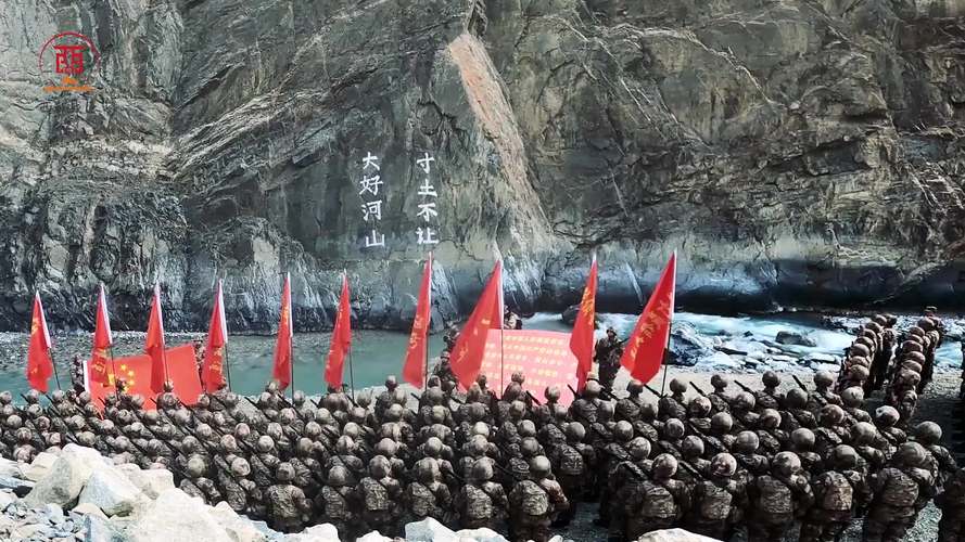 在"大好河山,寸土不让"的石壁下,他们缅怀牺牲的战友