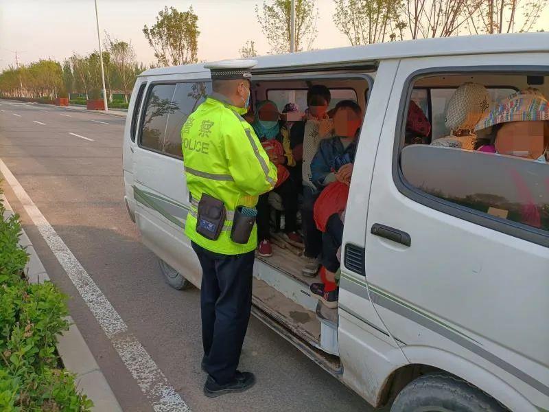 货车违规载人面包车超员心真大