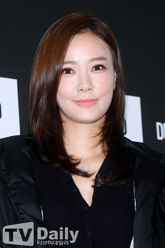 组图:权相佑妻子孙泰英亮相 身材高挑气质好