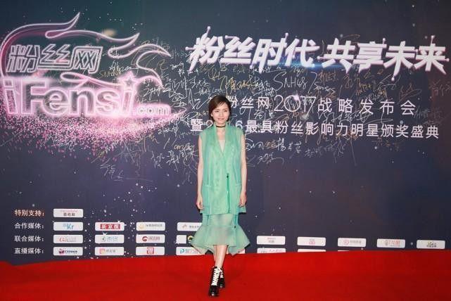 在裙装选择上,刘惜君非常注重对于身高的提升,别看刘惜君虽然只有163