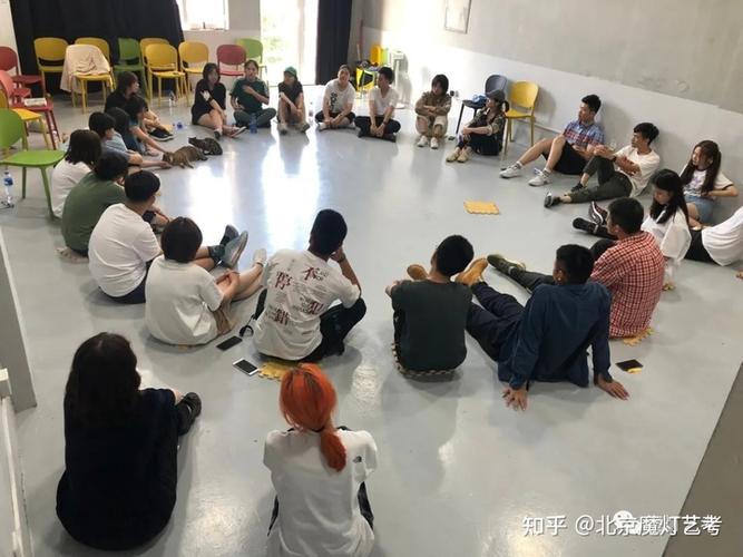 同学们围坐交流表达