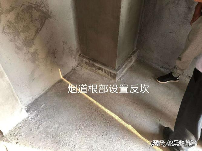 烟道根部反坎我们再看入户门这个位置也有一个小小的反坎,有什么作用