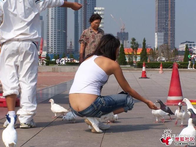  p>低腰裤是指裤腰在肚脐以下,以 a target="_blank" href="/item