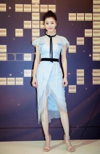 她的长相就属于甜美优雅型的,所以下图中,宋轶穿了一条镂空蕾丝浅蓝色