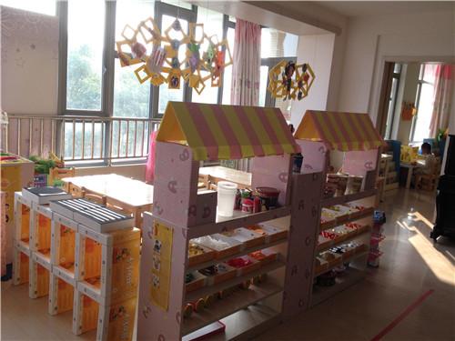 本学期开创的游戏区域有:建构区,美工区,益智区,科学区,角色