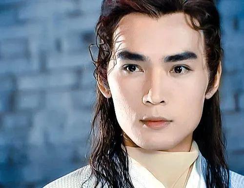 焦恩俊眉眼深邃,鼻梁高挺,轮廓分明,古装一穿可称得上"迷倒众生",展昭