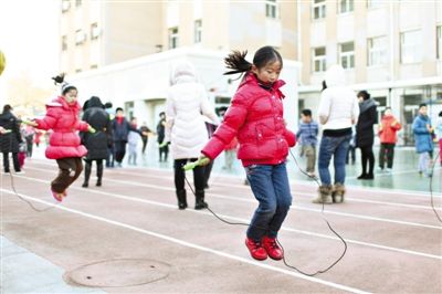 2014年12月24日,东四十四条小学,学生在进行跳绳比赛.