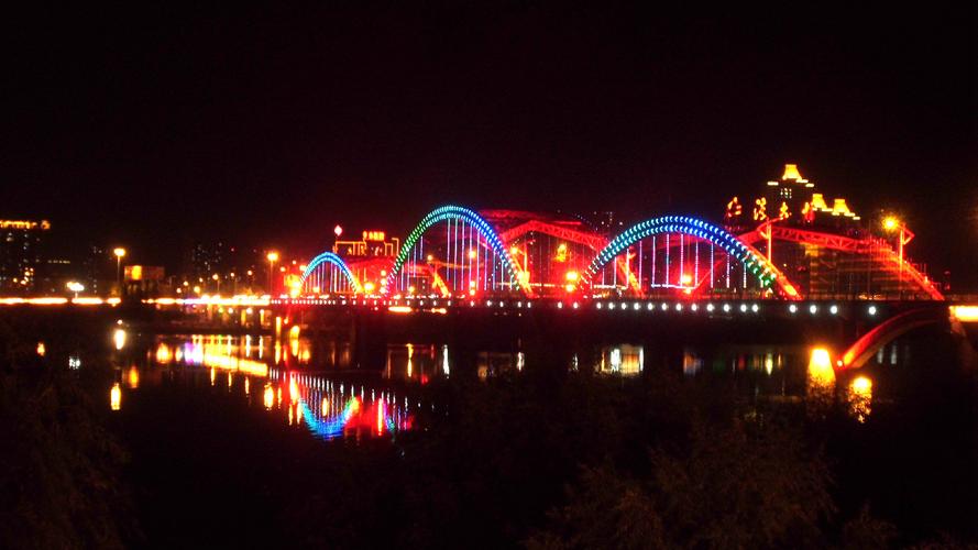  p>江湾大桥位于 a href="#" data-lemmaid="3319733">吉林大桥 /a>下