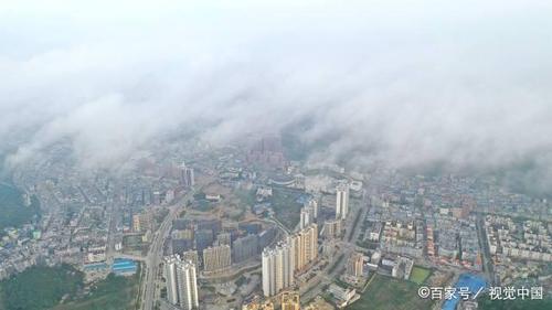 贵州黔西南:夏日俯瞰安龙县城,一片云雾缭绕美如画!