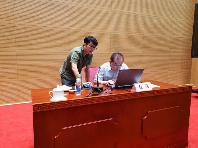 下课后中午12点钟了,中国石化能环部张涌主任还在为学员更改分享课件.
