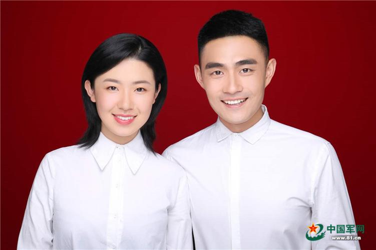 两人结婚登记照.