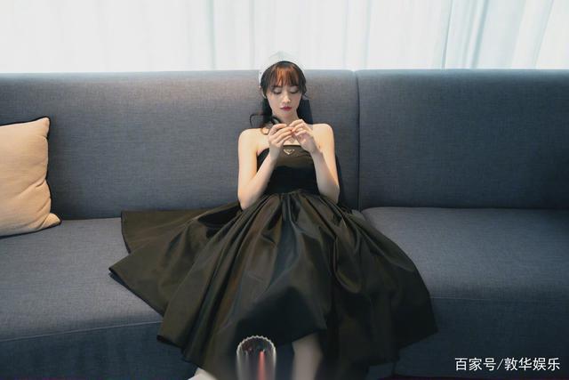 郑爽:prada黑色抹胸裙写真!