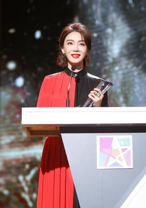 陈数出席某颁奖典礼身穿撞色长裙优雅大气尽显气质美