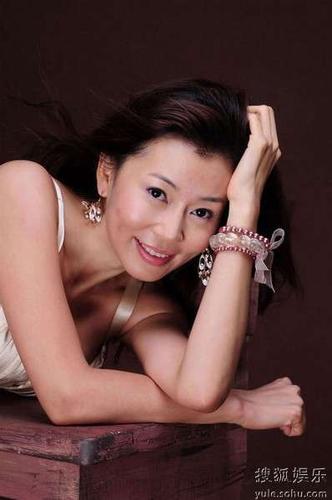 传奇时代影视公司旗下实力女演员张雅萌在剧中扮演了一位身份神秘但却