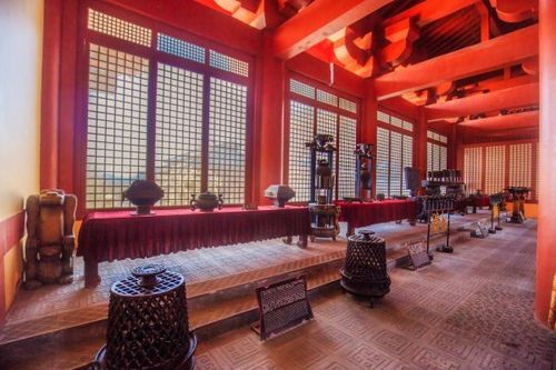 秦王宫有雄伟壮观的各类宫殿,五步一楼,十步一阁,整个皇宫规模巨大